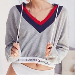 Urban outfitters Tommy Hilfiger cropped sweatshirt l/xl